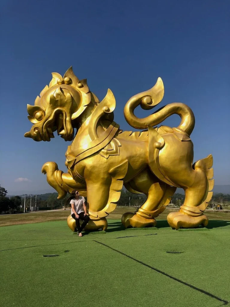 Grande statue dorée de lion mythologique au Singha Park de Chiang Rai