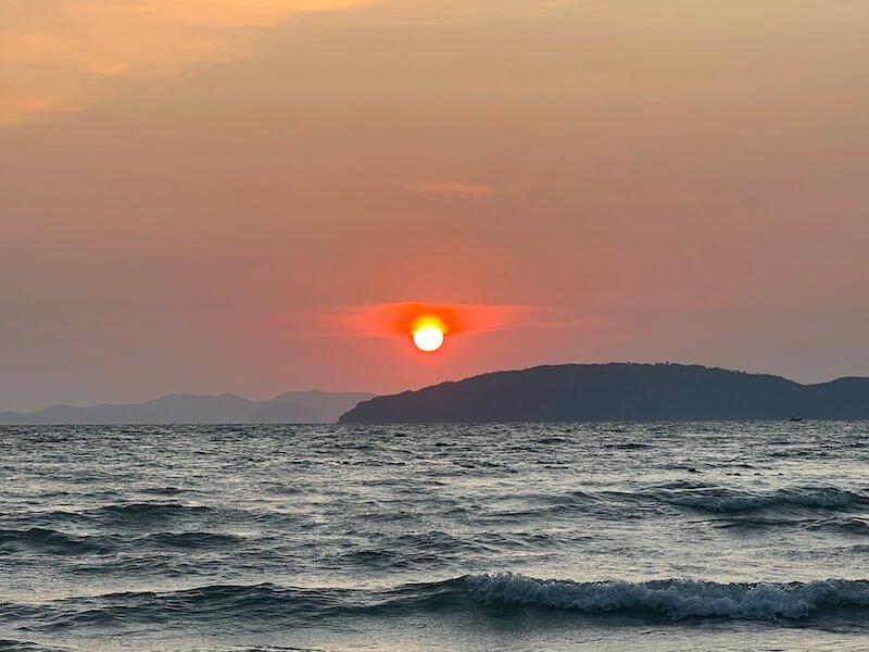 Coucher de soleil à Railey Beach, sud de la Thailande