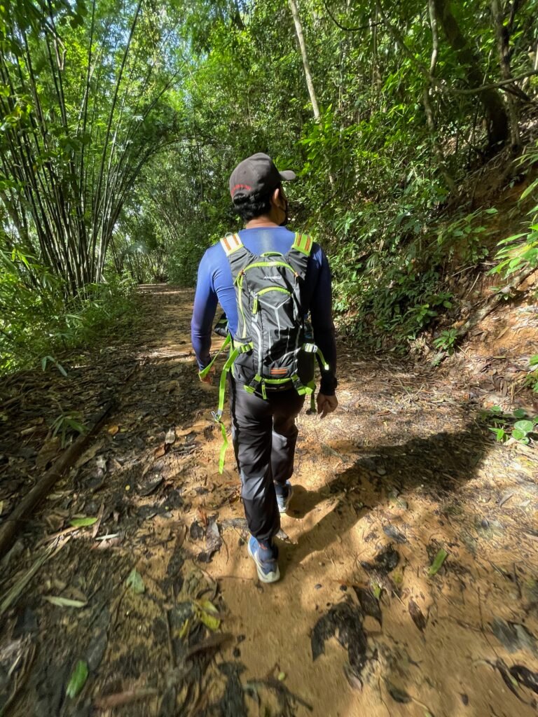 Randonneur explorant les sentiers naturels en Thaïlande.