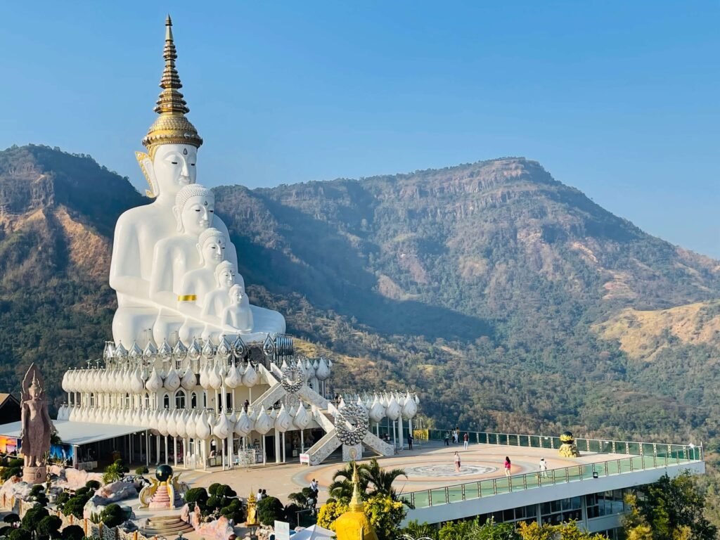 Vue panoramique de Wat Phra That Pha Sorn Kaew, un temple spectaculaire avec ses statues alignées de Bouddha et son cadre montagneux