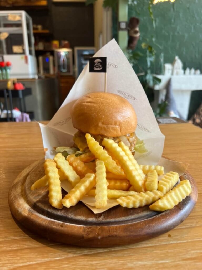 Burger et frites dans un restaurant occidental en Thaïlande, une option pour ceux qui recherchent des repas internationaux.