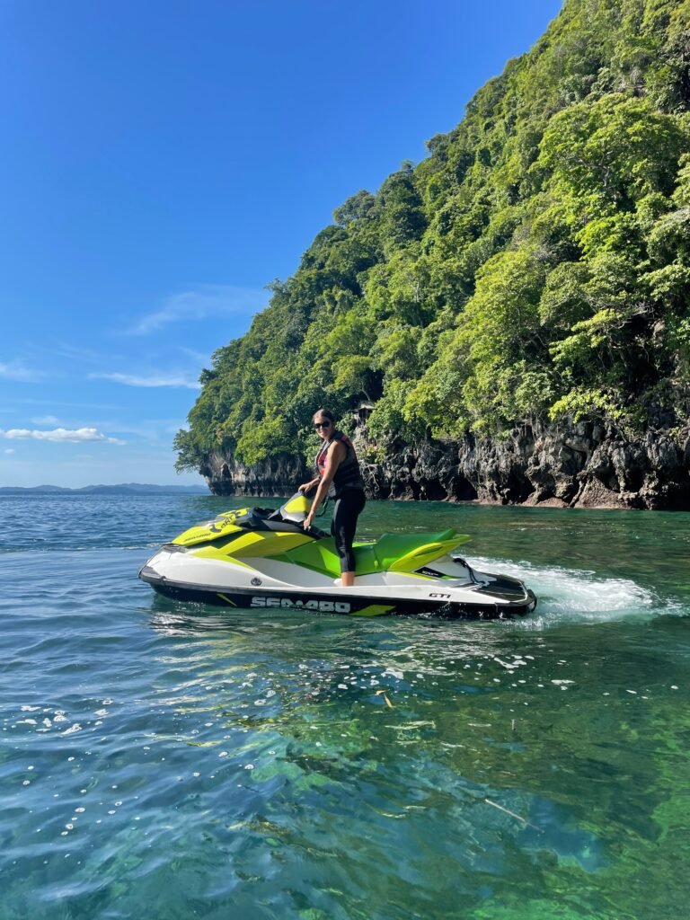 Budget voyage thailande pour faire du Jet-ski dans des eaux cristallines près des îles thaïlandaises.