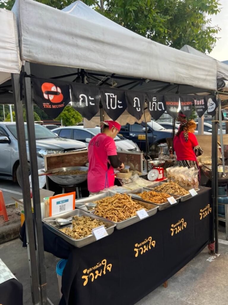 Stand de street food en Thaïlande, proposant des plats locaux à petits prix, idéal pour les voyageurs à budget limité.