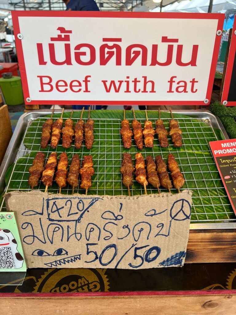 Stand de brochettes de bœuf au marché du Fisherman’s Village, où la nourriture locale est mise à l'honneur.