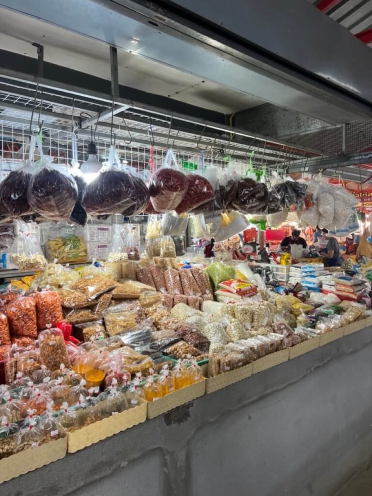 Marché local en Thaïlande offrant une variété de produits frais et locaux, parfait pour découvrir la cuisine thaïlandaise.