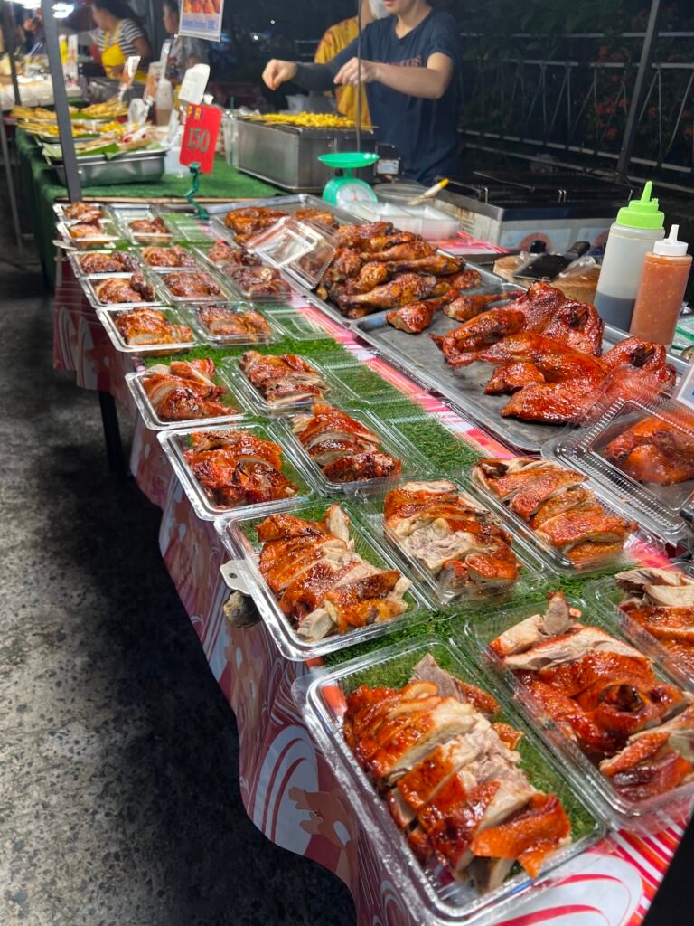 Plats thaïlandais variés sur un stand du marché du Fisherman’s Village, Koh Samui. Marchés à ne pas manquer en Thaïlande