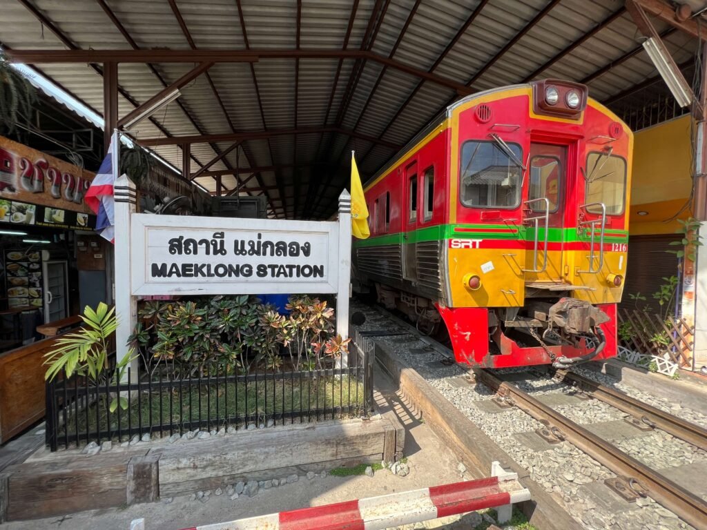 Train en approche dans le marché de Maeklong, où les étals se replient rapidement à l’arrivée du train.