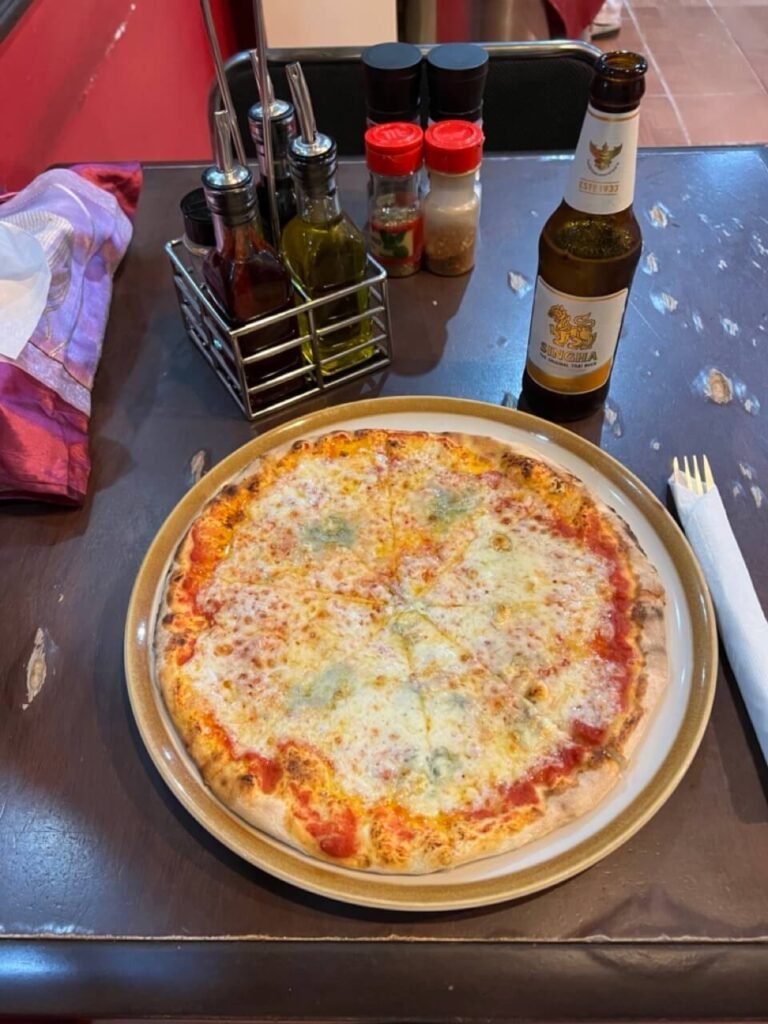 Pizza servie dans un restaurant en Thaïlande, une alternative occidentale populaire dans les restaurants de milieu de gamme pour prévoir budget voyage Thailande