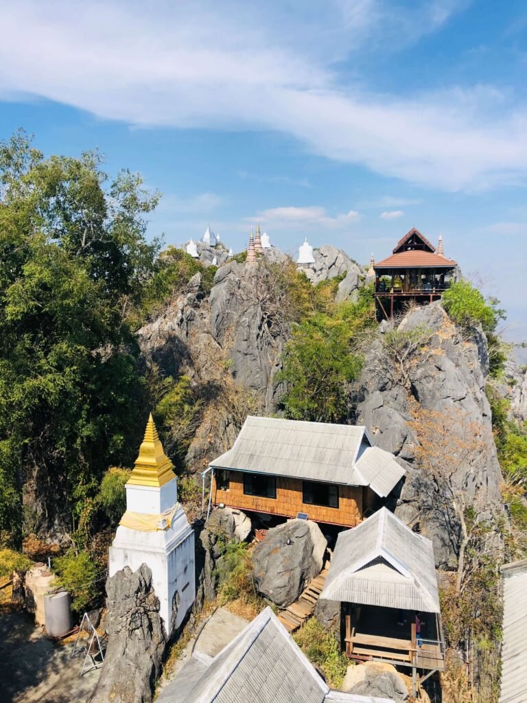 un temple au sommet d'une colline,