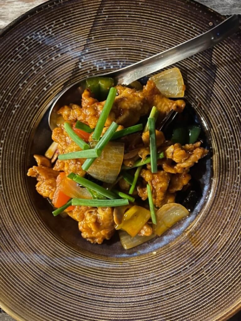 Plat thaïlandais traditionnel avec légumes et épices, une spécialité locale disponible dans les petits restaurants.