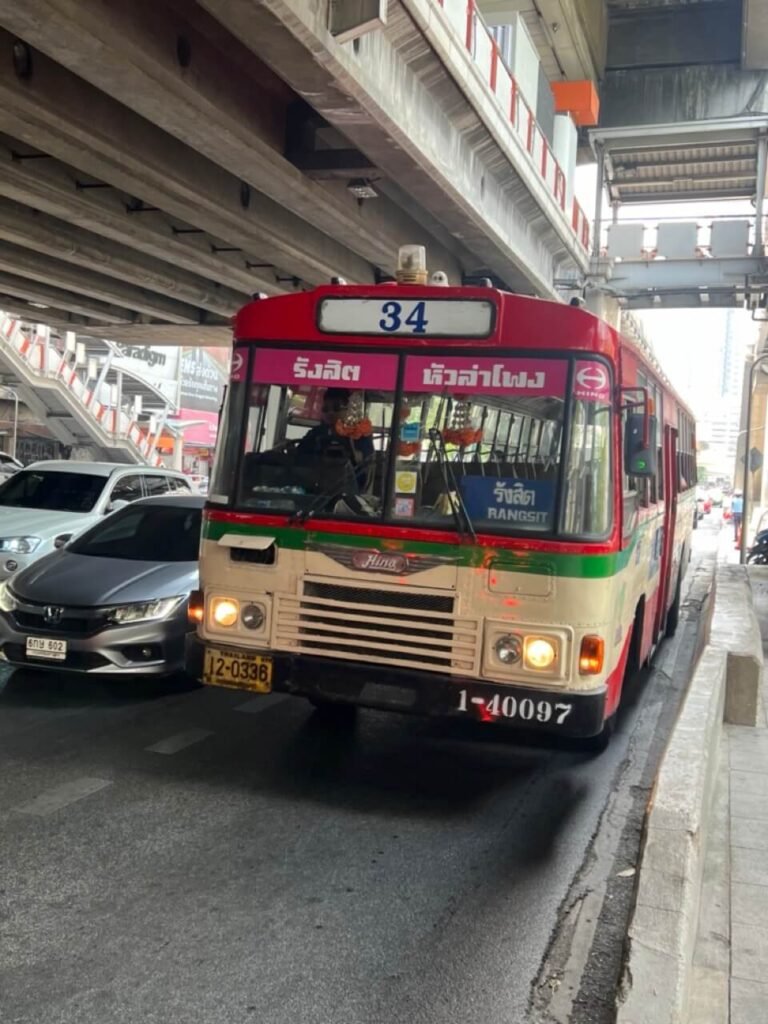 Bus public en Thaïlande sur une rue animée