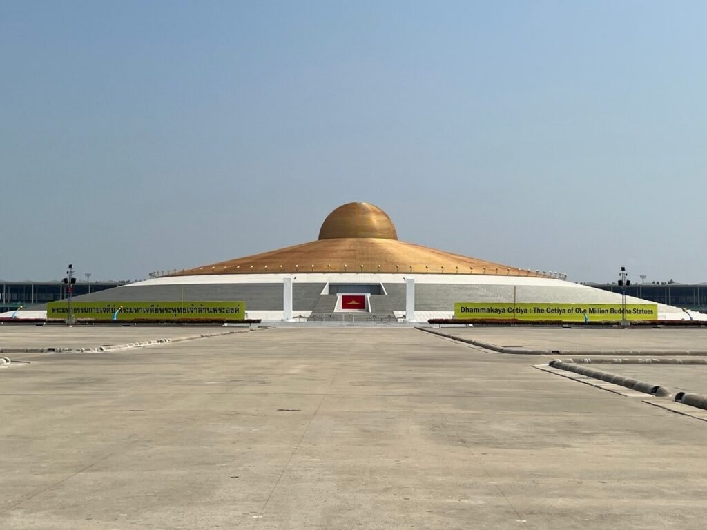 Temple moderne Wat Dhammakaya avec son immense dôme doré, un lieu de culte unique en Thaïlande.