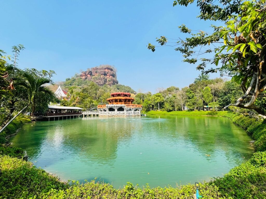 Vue pittoresque de Wat Huay Pla Kang à Chiang Rai, avec son temple au bord de l'eau et sa colline majestueuse en arrière-plan. Plus beaux temples de Thailande