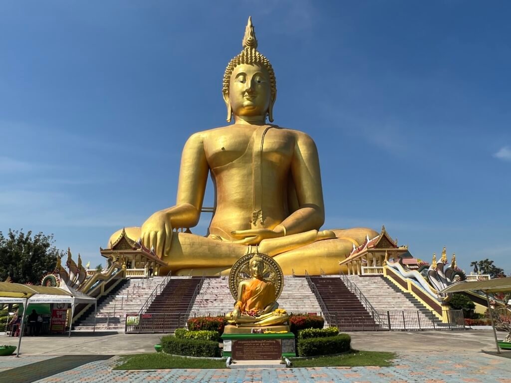 Statue colossale de Bouddha doré à Wat Muang, l'une des plus grandes statues de Thaïlande.