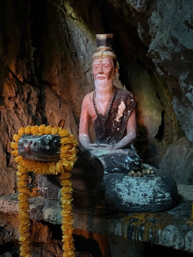 Statue de Bouddha en méditation dans une grotte paisible d’un temple du sud de la Thaïlande. Top des temples à visiter