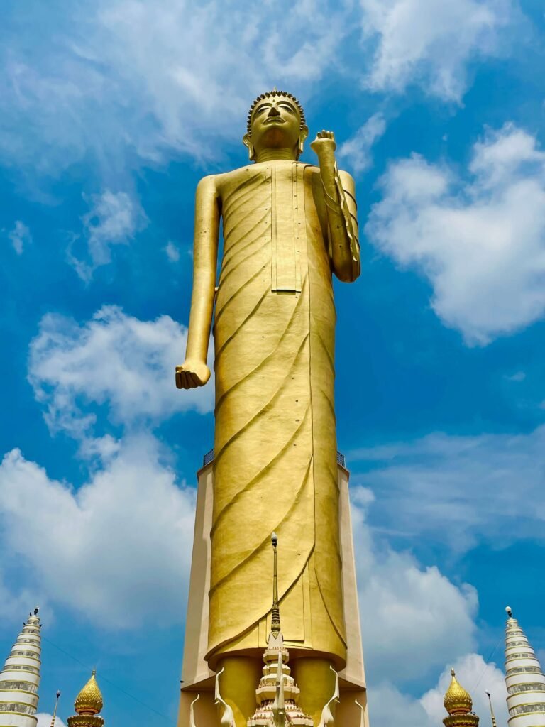 Statue de Bouddha debout à Wat Buraphaphiram, l'une des plus hautes de Thaïlande.