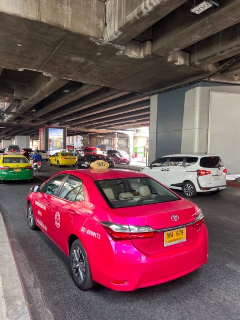 Taxi rose à Bangkok, Thaïlande, sous une autoroute.