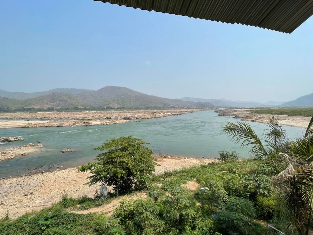 Paysage thaïlandais avec une rivière et des montagnes, vue panoramique. Planifier un itinéraire pour un premier voyage en Thaïlande