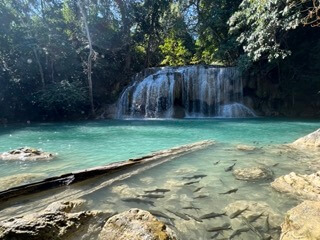 Cascade majestueuse dans le parc national d’Erawan.