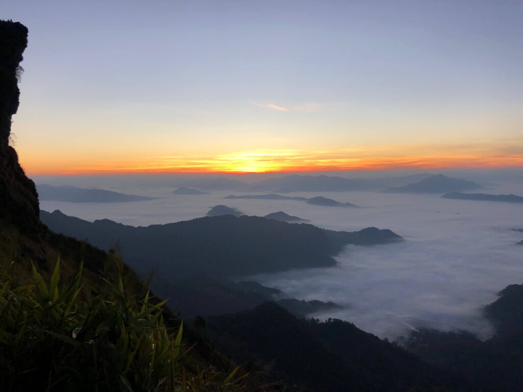 Lever de soleil enveloppé de brume à Phu Chi Fa